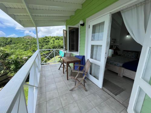 beranda/teres, Waves Villa Guesthouse in Kingstown