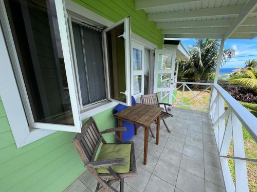 beranda/teres, Waves Villa Guesthouse in Kingstown
