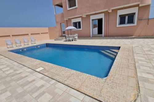 Swimming pool, Villa met Privezwembad en Adembenemend Zeezicht. in Ajdir