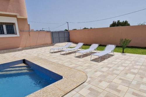 Swimming pool, Villa met Privezwembad en Adembenemend Zeezicht. in Ajdir