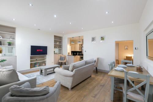The Notting Hill Residence - 2 BR Apartment Close to Hyde Park, London