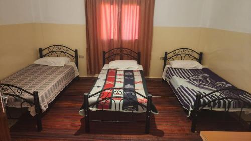 3 twin beds