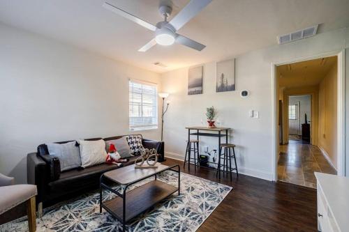 5 min Grant park with Fenced Yard Parking Pet Friendly