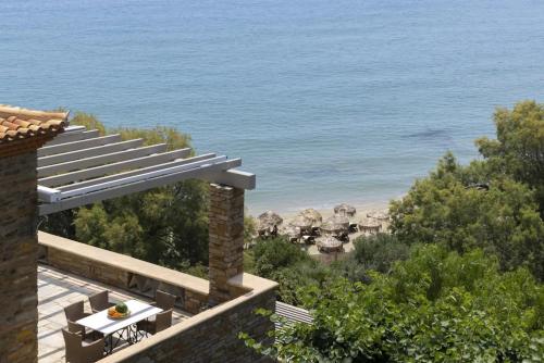 Elegant Andros Beach House - Villa Stenies Thea- 5 Bedrooms - Direct Beach Access - Piso Gyalia Beach