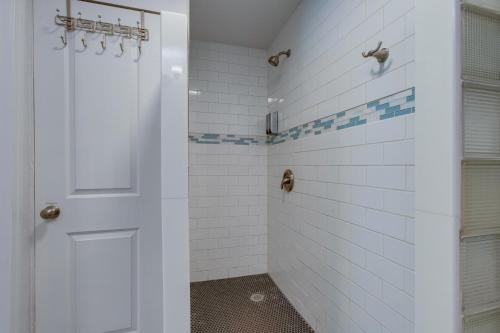 Cozy Denver Home with Hot Tub, 2 miles to Dtwn!