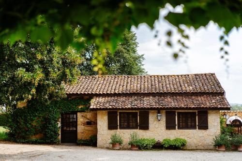 Cosy former bakery house with communal swimming pool
