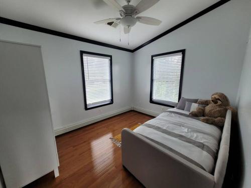 Serene 5 Bedroom Waterfront Retreat Near BWI in Glen Burnie, USA