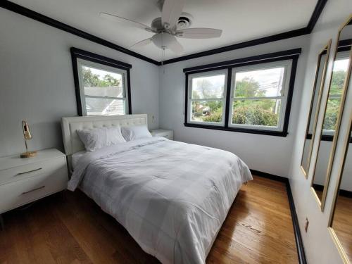 Serene 5 Bedroom Waterfront Retreat Near BWI in Glen Burnie, USA