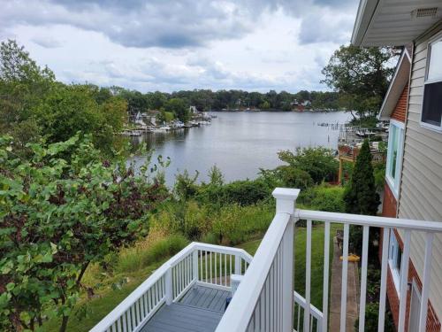 Serene 5 Bedroom Waterfront Retreat Near BWI in Glen Burnie, USA