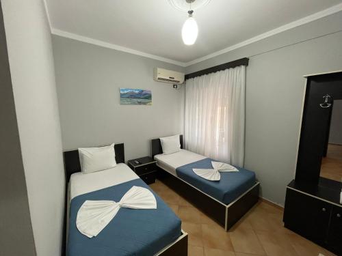 2 twin beds