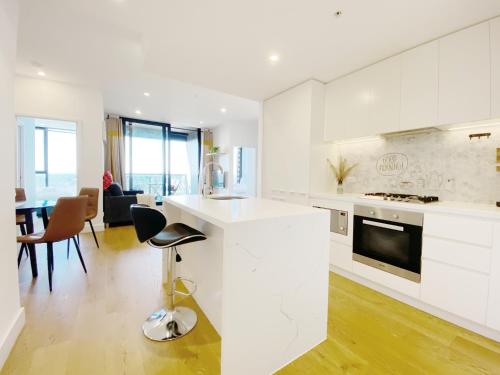 Cozy 2B2B Apartment with Free Parking & Penthouse Pool - Box Hill