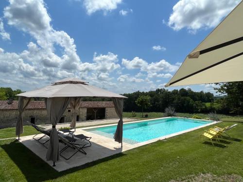 Château de caractère avec piscine au cœur du Périgord vert