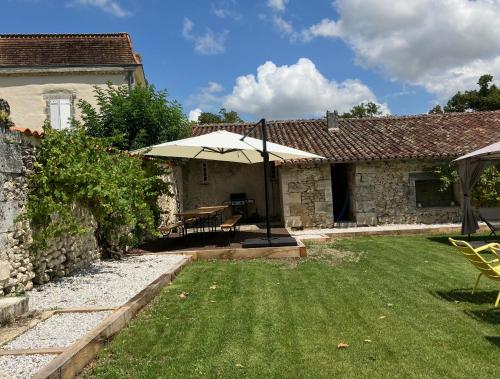 Château de caractère avec piscine au cœur du Périgord vert