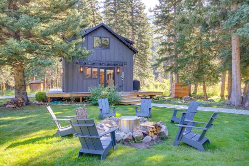Modern Riverfront Home 6 Mi to Big Sky Town! in Gallatin Gateway, USA