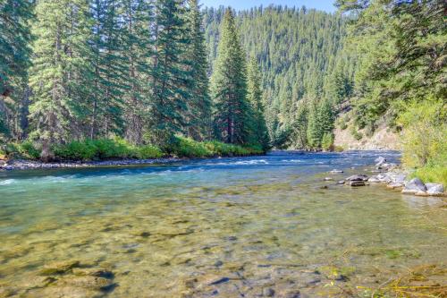 Modern Riverfront Home 6 Mi to Big Sky Town! in Gallatin Gateway, USA