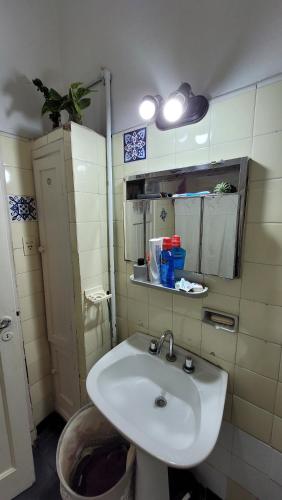 habitación privada con baño compartido hermosa zona cerca de todo