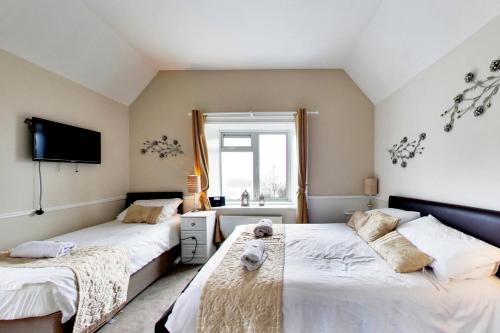 1 queen bed, 1 twin bed