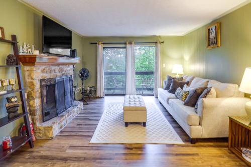 Pet-Friendly Beech Mountain Condo Walk to Slopes! in Beech Mountain, USA