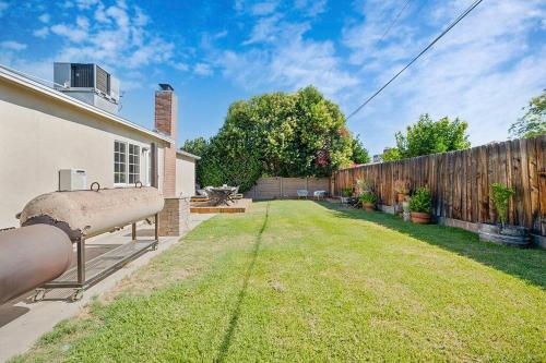 Charming 4 Bedroom Home W/ Large, Gated Backyard in Los Angeles, USA