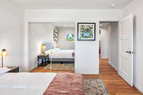 Spacious, Beautiful Home W/ Yard & Pool in Los Angeles, USA
