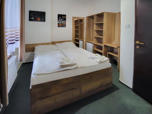 2 twin beds