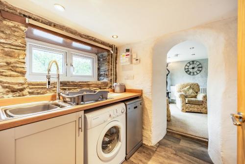 Pendre Cottage - image 11