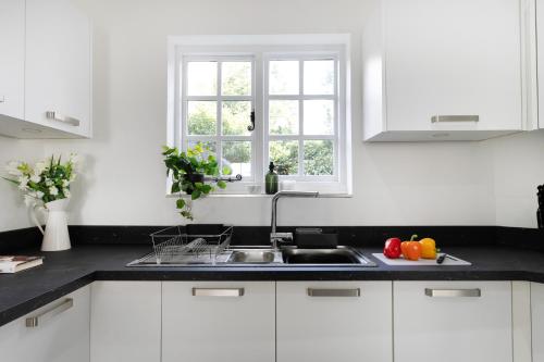 Large 4 bed house Leicester - Tap to explore photos
