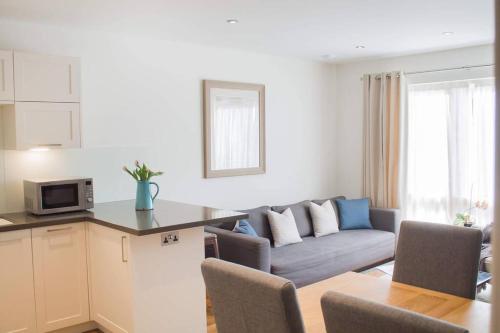 Modern & central - two bedroom & two bathroom apartment, Bath (fotografie 4)