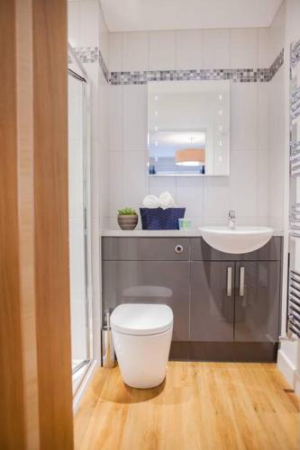 Modern & central - two bedroom & two bathroom apartment, Bath (fotografie 7)
