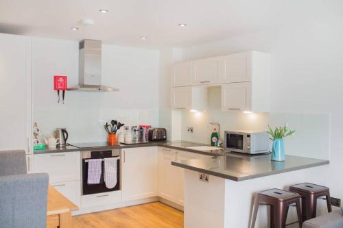 Modern & central - two bedroom & two bathroom apartment, Bath (fotografie 8)