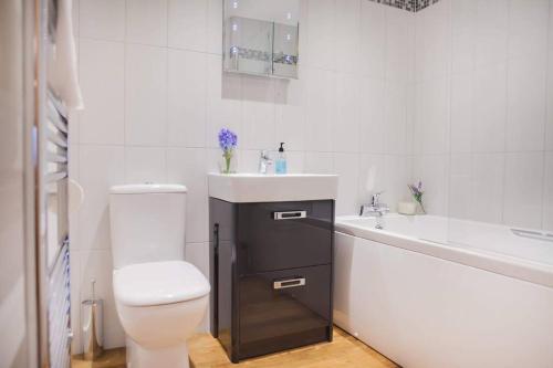 Modern & central - two bedroom & two bathroom apartment, Bath (fotografie 9)