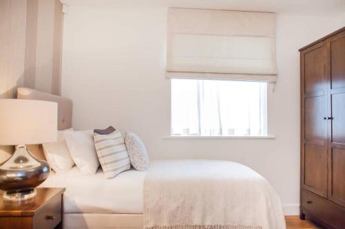 Modern & central - two bedroom & two bathroom apartment, Bath (fotografie 10)