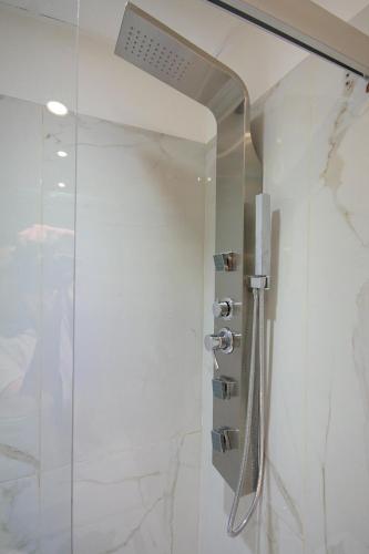 Huellas Boutique Apartments - 샤워실