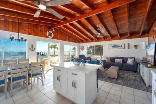 บริการและสิ่งอำนวยความสะดวก, Waterfront Anchor House with Boat Basin & Ramp in ลิตเติล ทอช คีย์ (FL)