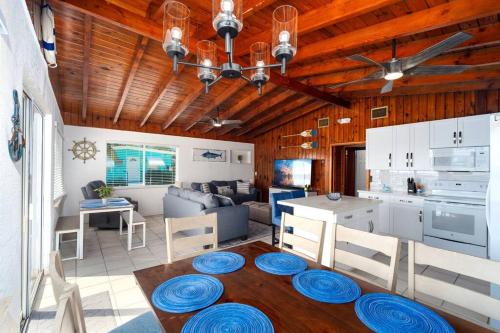 ห้องครัว, Waterfront Anchor House with Boat Basin & Ramp in ลิตเติล ทอช คีย์ (FL)