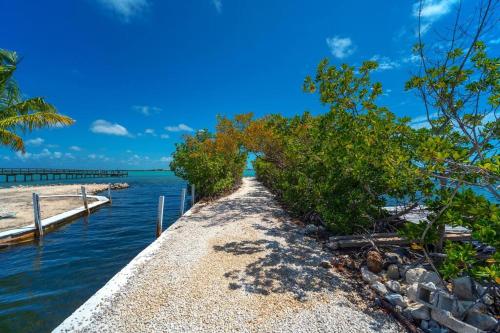 Surrounding environment, Waterfront Haven House with Boat Basin & Ramp in Little Torch Key (FL)