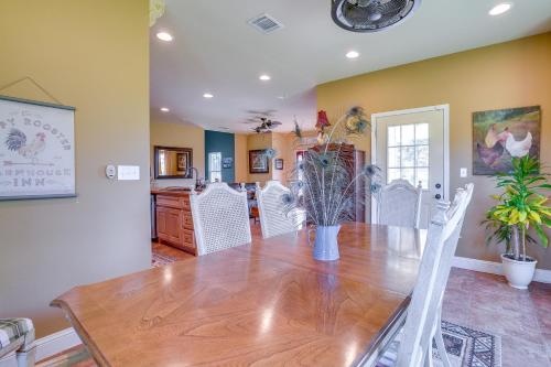 Peaceful Haynesville Vacation Rental with Yard! in มินเดิน (LA)