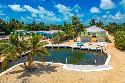 สภาพแวดล้อมโดยรอบ, Waterfront Captain House with Boat Basin & Ramp in ลิตเติล ทอช คีย์ (FL)