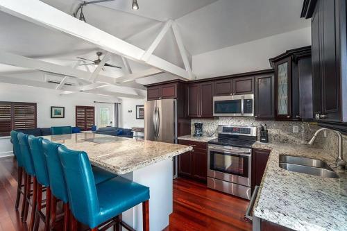ห้องครัว, Waterfront Captain House with Boat Basin & Ramp in ลิตเติล ทอช คีย์ (FL)