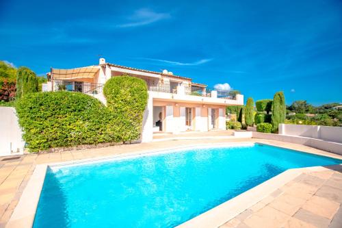 Villa Familiale "La Chantyviere" Vue Exceptionnelle sur St Tropez avec accès plage privée - Location, gîte - Sainte-Maxime