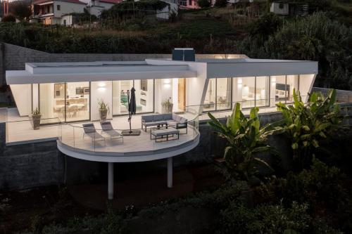 The White House by An Island Apart, Ponta do Sol