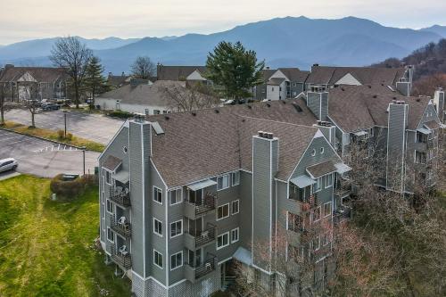 Lovely Gatlinburg Condo Pool, Less Than 2 Mi to Tramway!