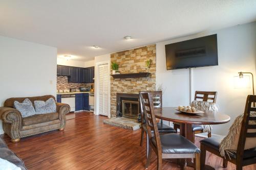 Lovely Gatlinburg Condo Pool Less Than 2 Mi to Tramway! in Gatlinburg, USA