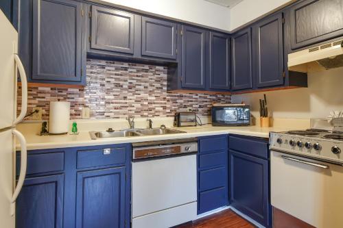 Lovely Gatlinburg Condo Pool Less Than 2 Mi to Tramway! in Gatlinburg, USA