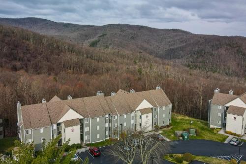 Lovely Gatlinburg Condo Pool Less Than 2 Mi to Tramway! in Gatlinburg, USA