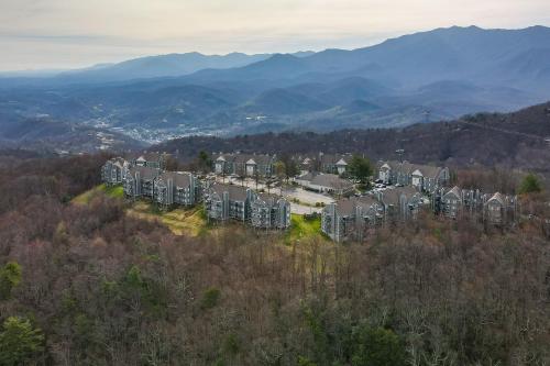 Lovely Gatlinburg Condo Pool, Less Than 2 Mi to Tramway!