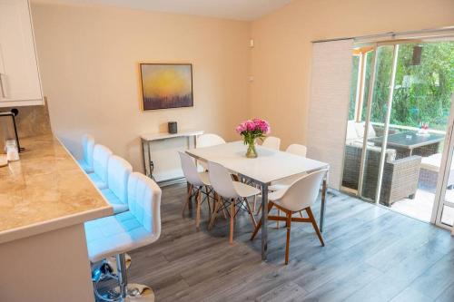 5 min to airport and 15 min to beach! in Lauderhill
