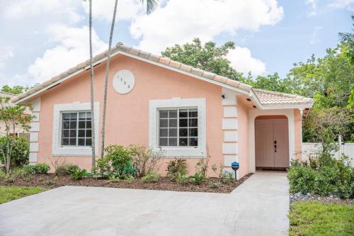 5 min to airport and 15 min to beach! in Lauderhill