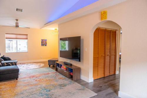5 min to airport and 15 min to beach! in Lauderhill