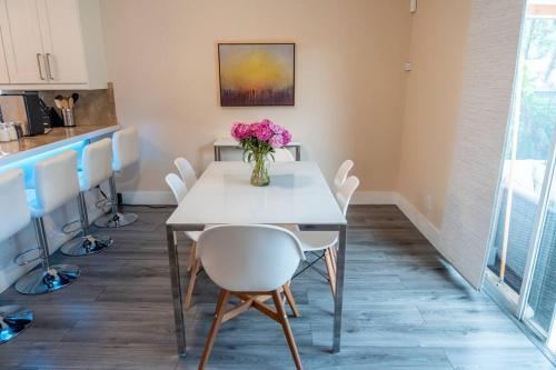 5 min to airport and 15 min to beach! in Lauderhill